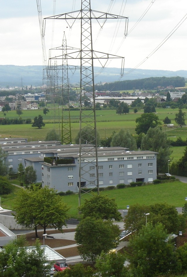 Hochspannungsleitung über ein Wohnquartier in Baar